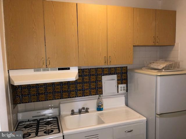 1 Scott Circle Northwest, Unit 814 Washington, DC 20036 - Photo 7 of 15 Charming kitchen with vibrant tile accents.