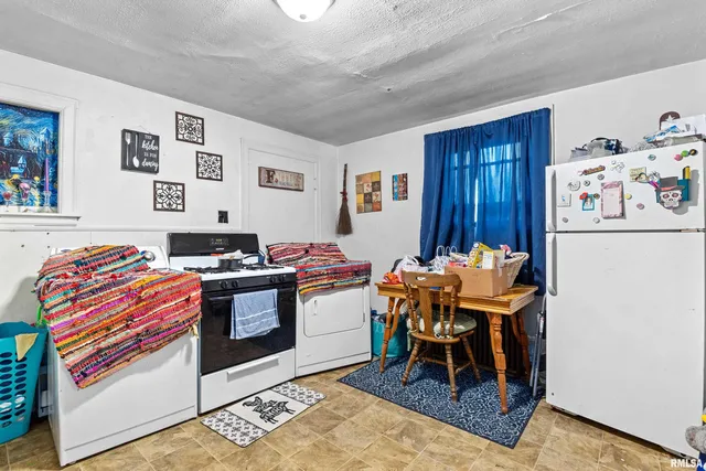 $74,900 | 109-111 South Main Street, Creve Coeur, IL 61610