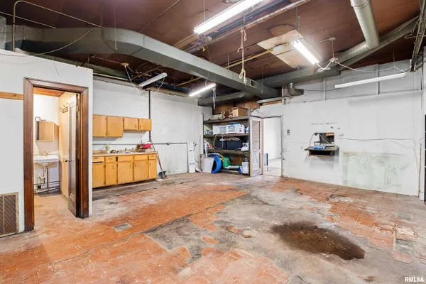 $74,900 | 109-111 South Main Street, Creve Coeur, IL 61610