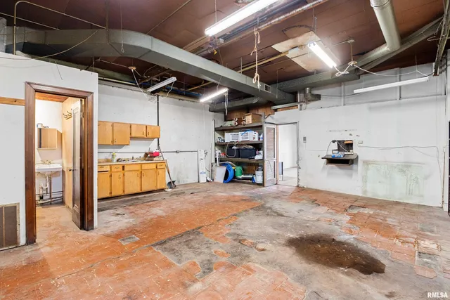 $74,900 | 109-111 South Main Street, Creve Coeur, IL 61610