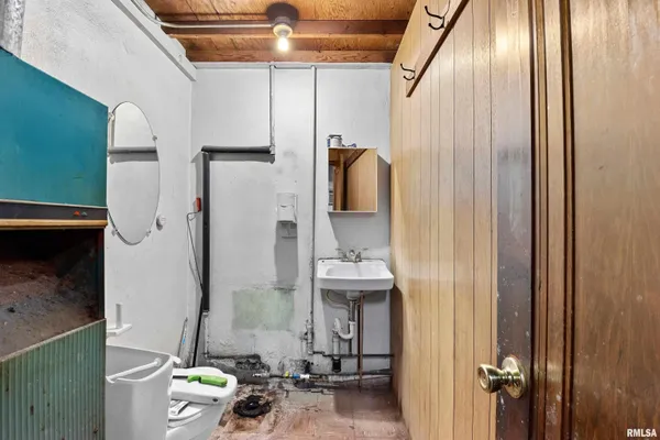 $74,900 | 109-111 South Main Street, Creve Coeur, IL 61610