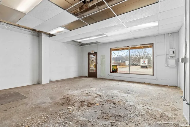 $74,900 | 109-111 South Main Street, Creve Coeur, IL 61610