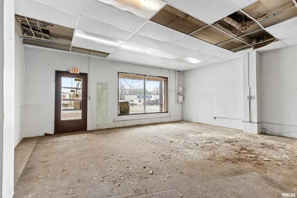 $74,900 | 109-111 South Main Street, Creve Coeur, IL 61610