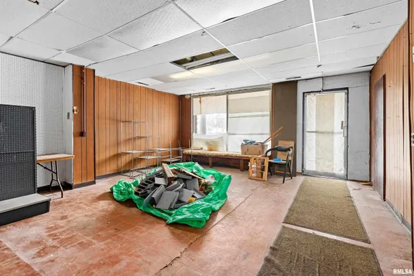 $74,900 | 109-111 South Main Street, Creve Coeur, IL 61610