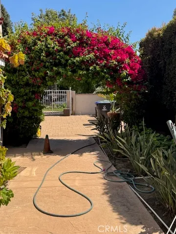 a view of a fountain in the backyard of a house