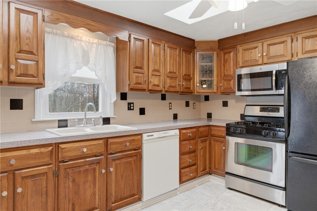 31 Flora Avenue Woonsocket, RI 02895 - Photo 3 of 34