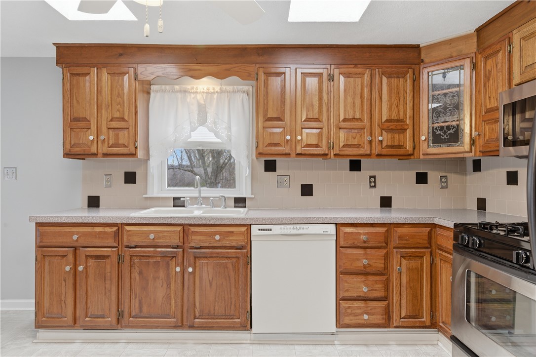 31 Flora Avenue Woonsocket, RI 02895 - Photo 4 of 34