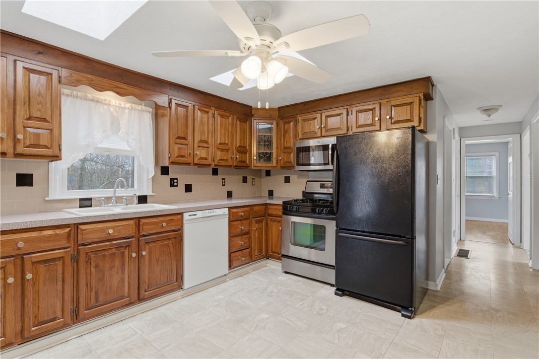 31 Flora Avenue Woonsocket, RI 02895 - Photo 5 of 34