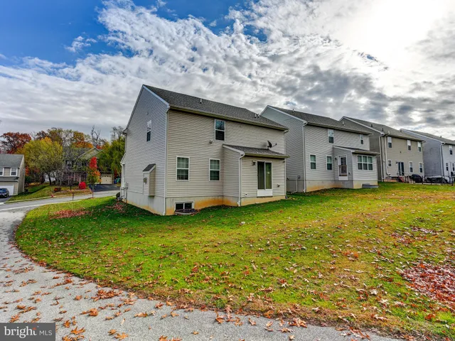 a view of a house with backyard