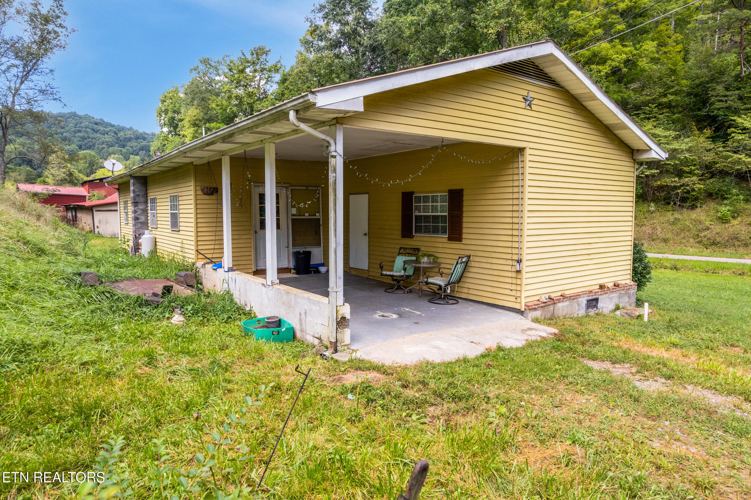 323 Vannoy Road Tazewell, TN 37879 - Photo 4 of 43 004