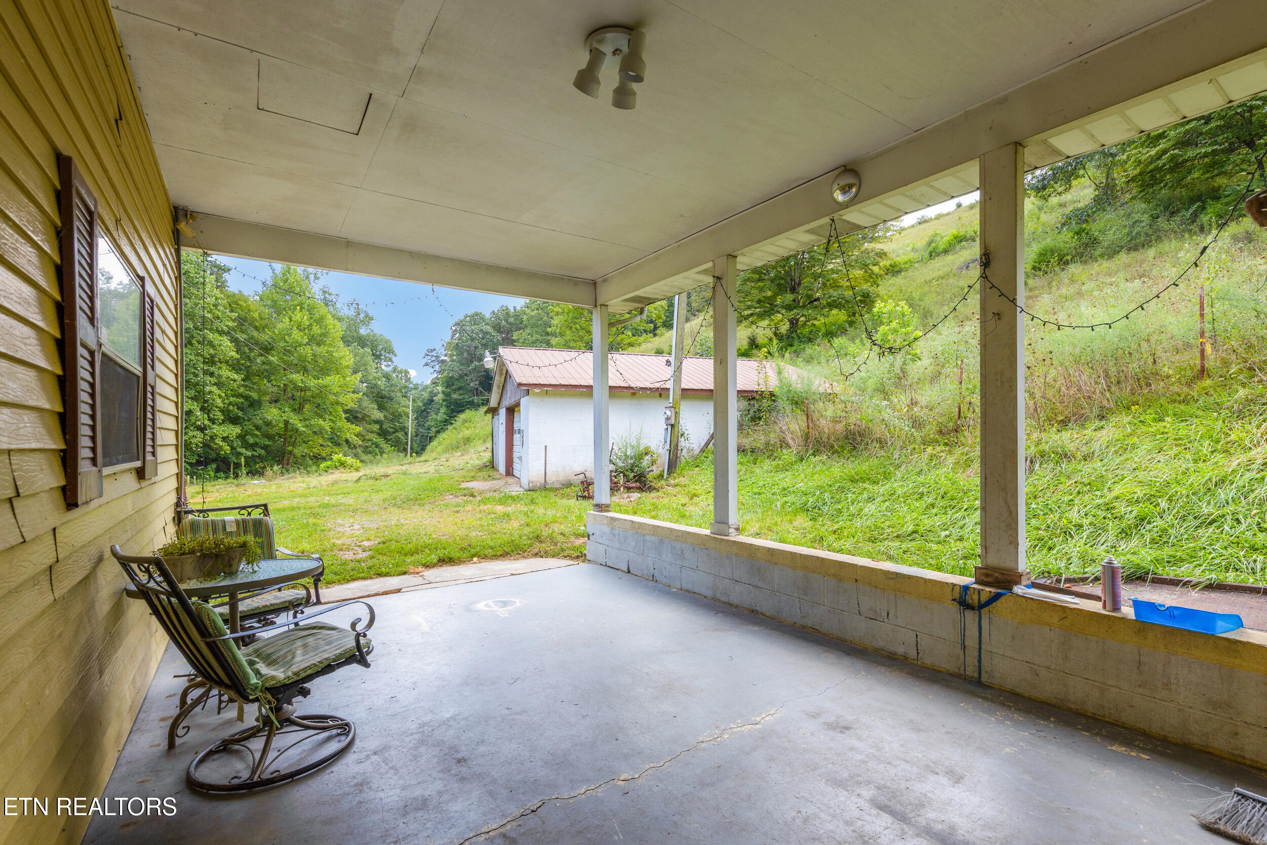 323 Vannoy Road Tazewell, TN 37879 - Photo 5 of 43 005