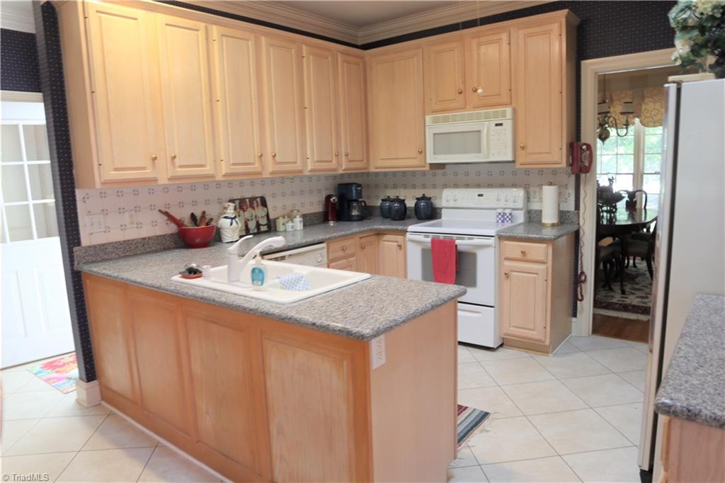 1236 Gatehouse Road High Point, NC 27262 - Photo 5 of 17 Nice open Kitchen