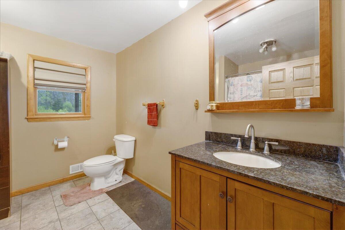6475 Center Road Linden, MI 48451 - Photo 4 of 22 Main Floor Bath
