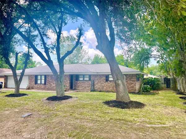 a view of a house with yard and tree s