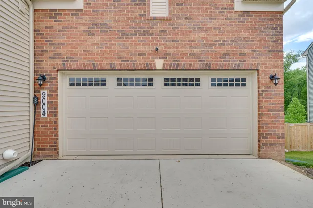 a view of a yard in front of house