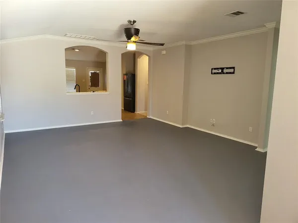 a view of empty room with a ceiling fan