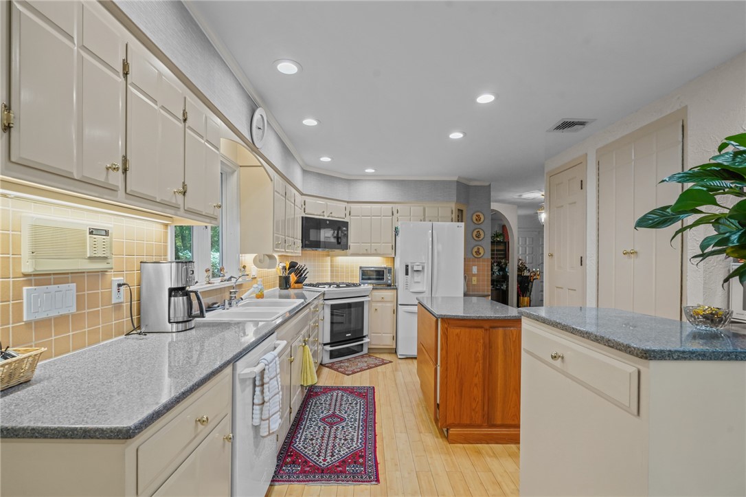 161 Gilbert Stuart Drive Warwick, RI 02818 - Photo 13 of 50