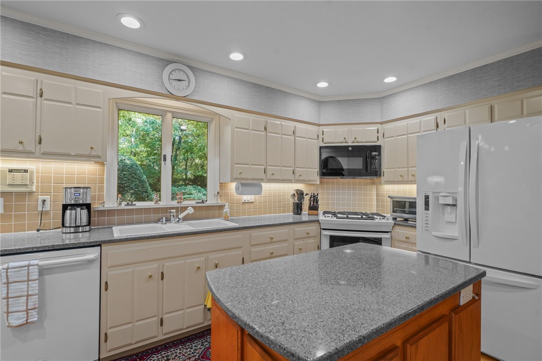 161 Gilbert Stuart Drive Warwick, RI 02818 - Photo 9 of 50