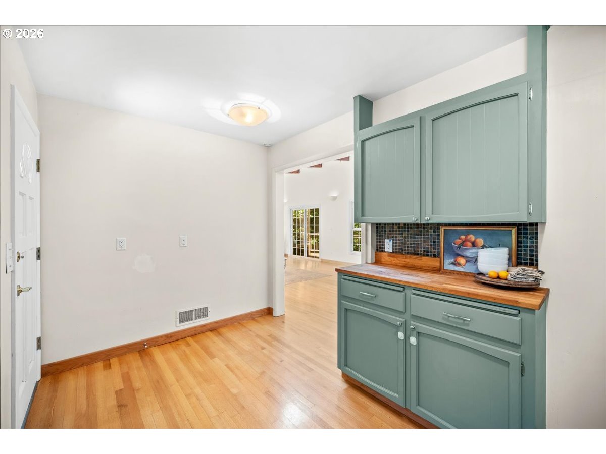10332 Southwest Lancaster Road Portland, OR 97219 - Photo 21 of 48
