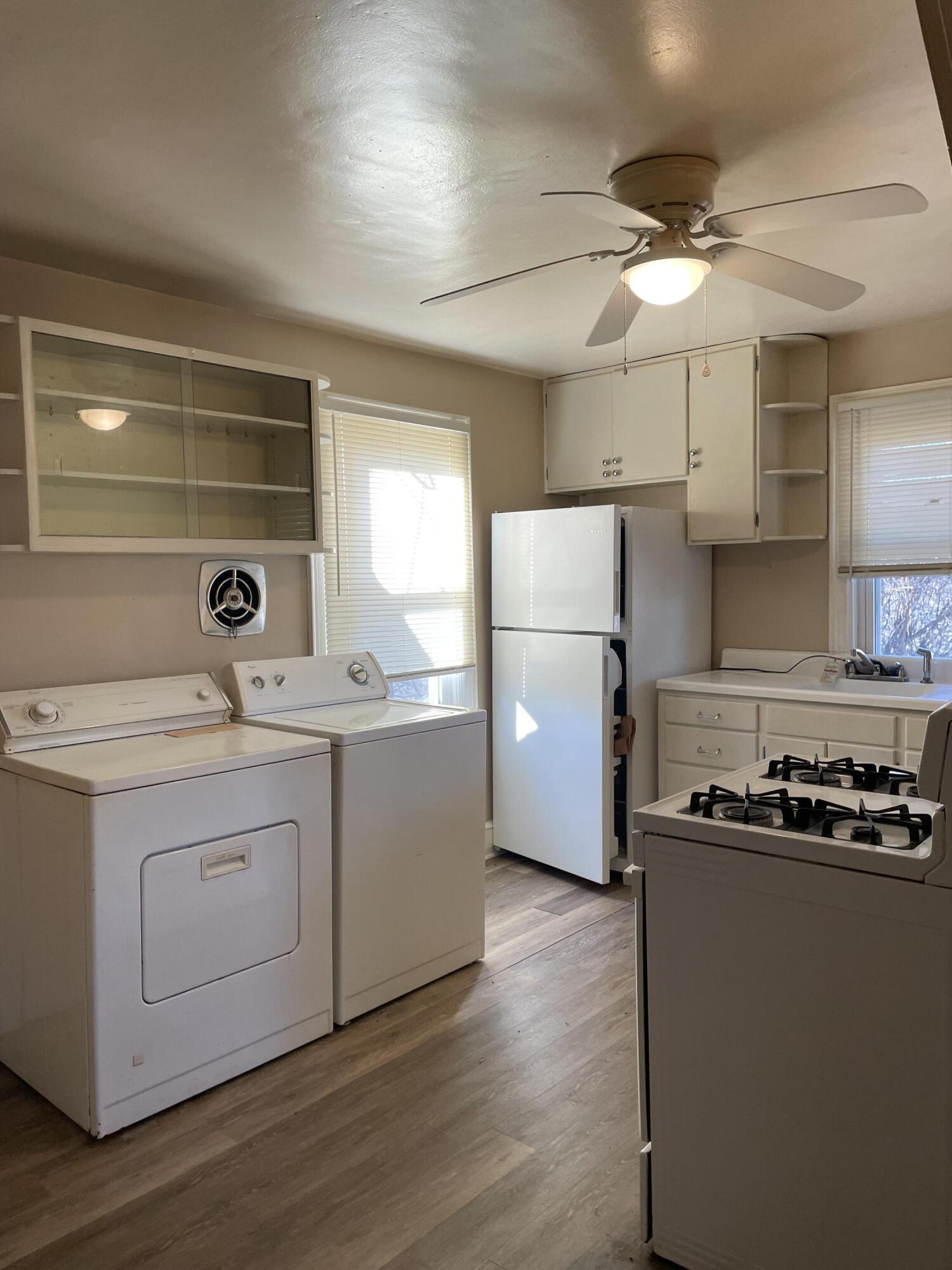 1152 Hamilton Avenue Southwest Roanoke, VA 24015 - Photo 15 of 36 laundry and kitchen