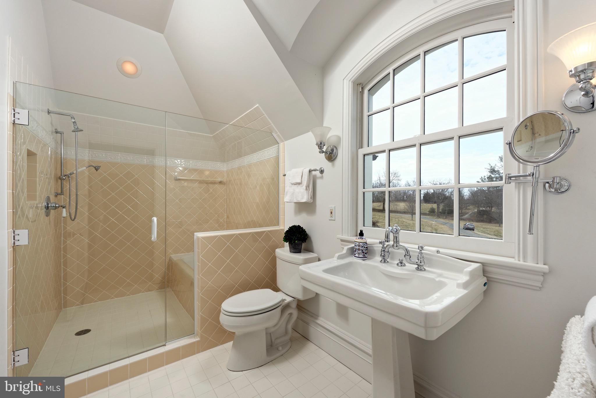 3456 Whiting Road Marshall, VA 20115 - Photo 27 of 69 Guest Bathroom with unique shower/tub design