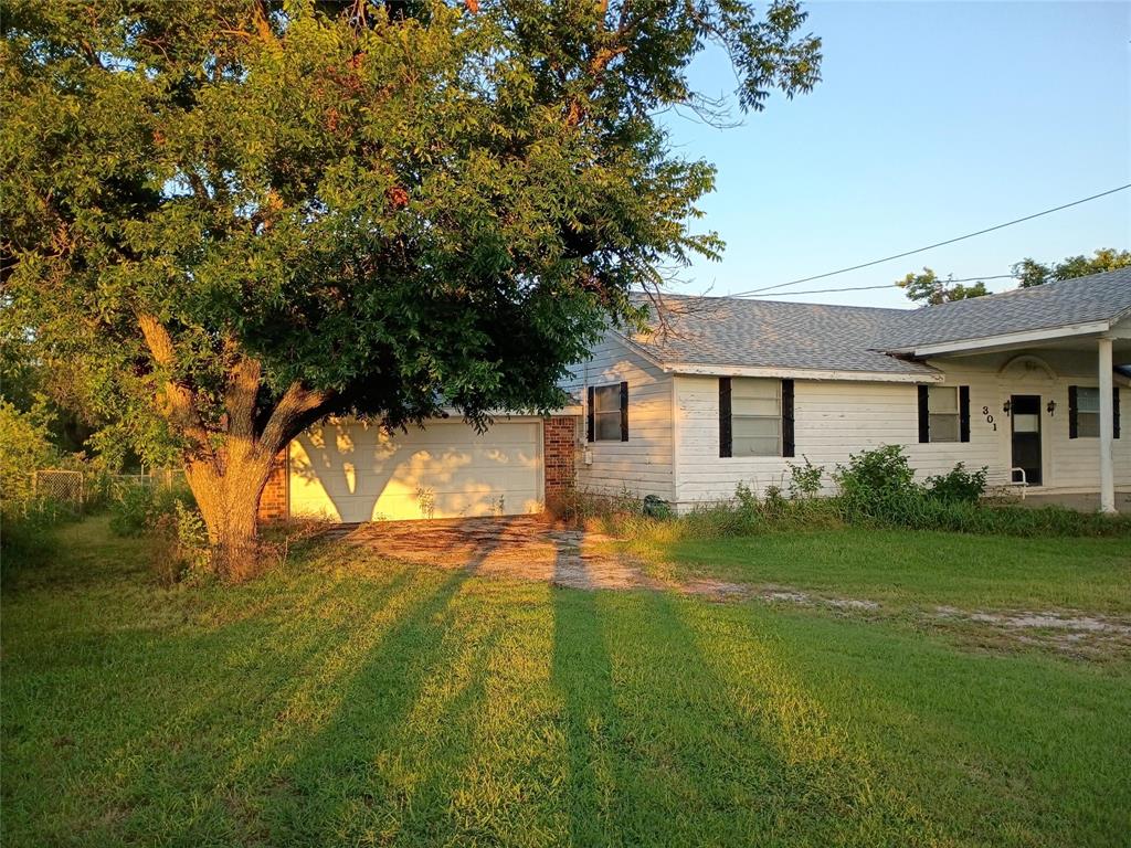 301 Withers Road Mineral Wells, TX 76067 - Photo 2 of 7 a backyard of a house with plants and large tree