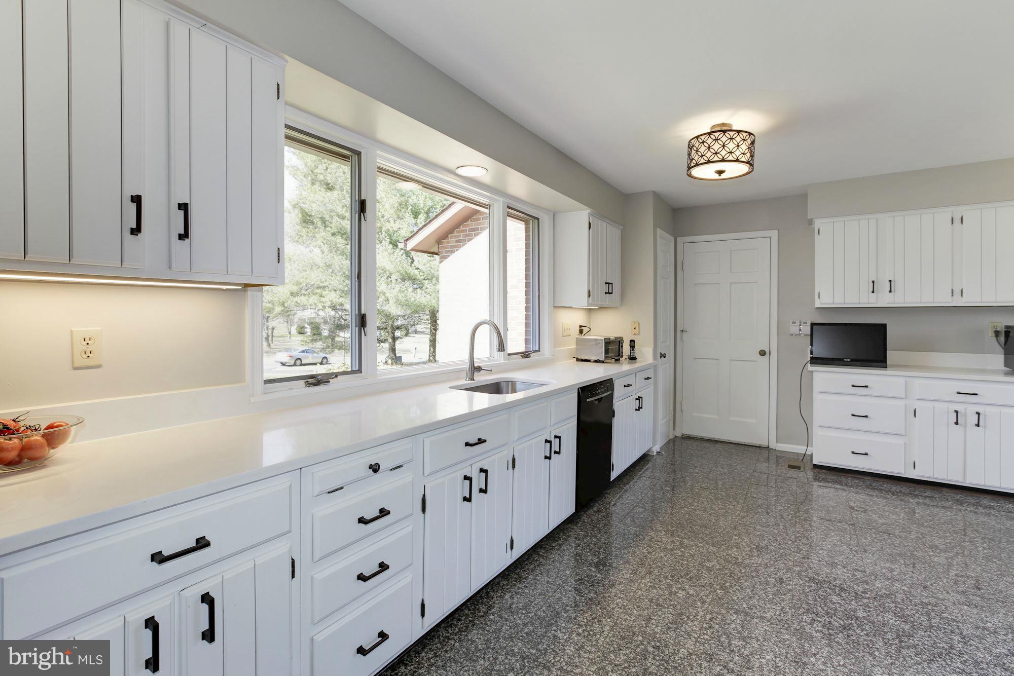 20905 Layton Ridge Drive Gaithersburg, MD 20882 - Photo 8 of 30 Kitchen