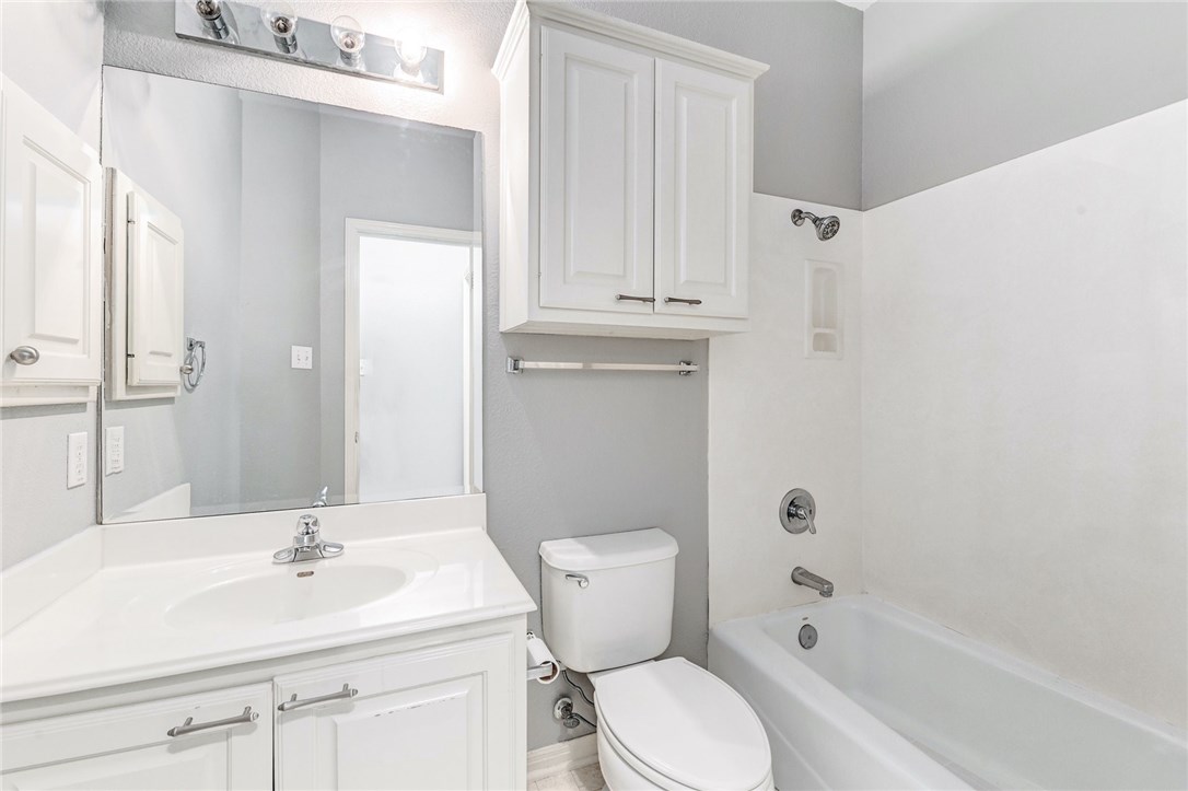 9404 Temecula Pass Austin, TX 78717 - Photo 8 of 31 Full Bath adjacent to the front Bedroom/ Office/ Study!