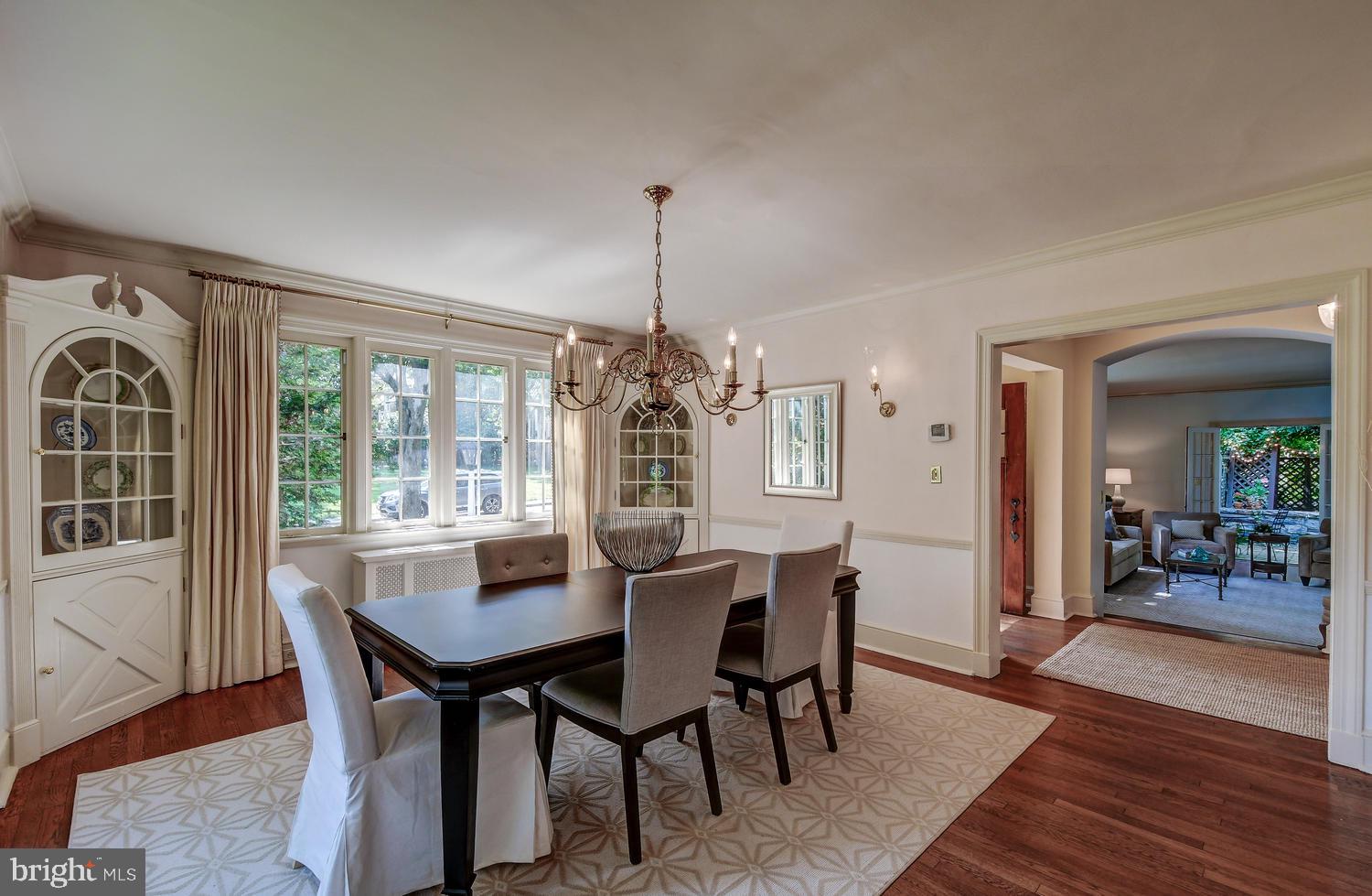 212 Goodale Road Baltimore, MD 21212 - Photo 15 of 39 Large dining room with corner cabinets