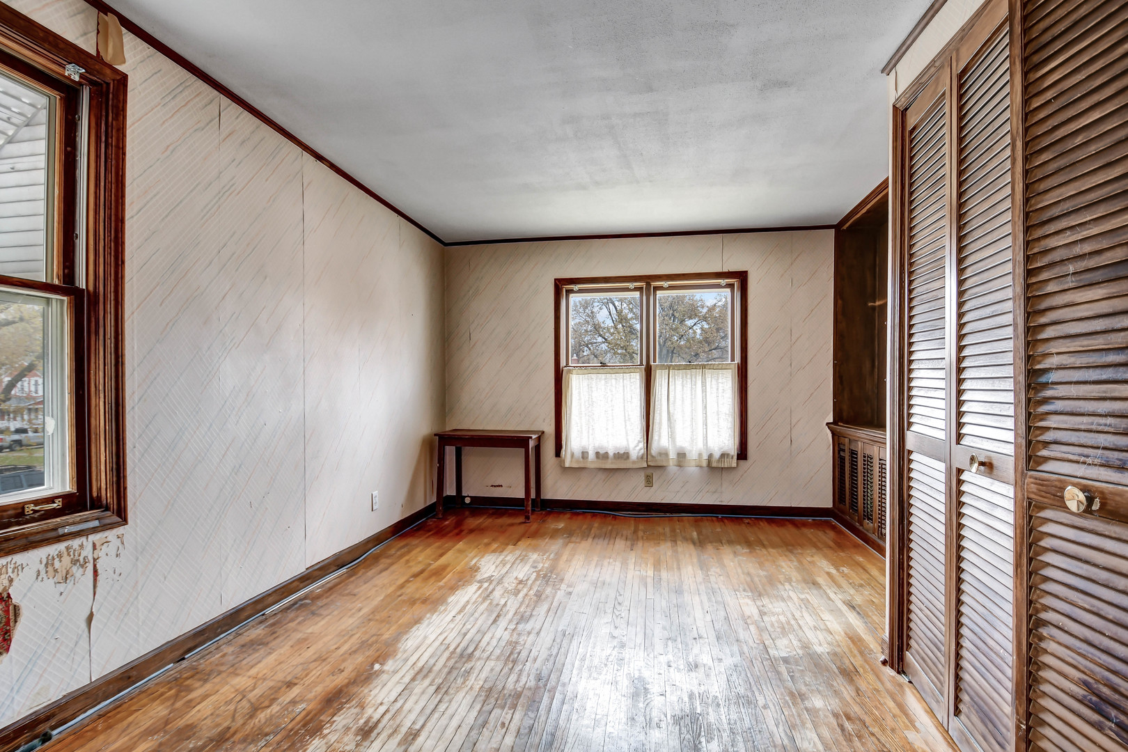 1000 Oneida Street Joliet, IL 60435 - Photo 14 of 21 an empty room with wooden floor and windows