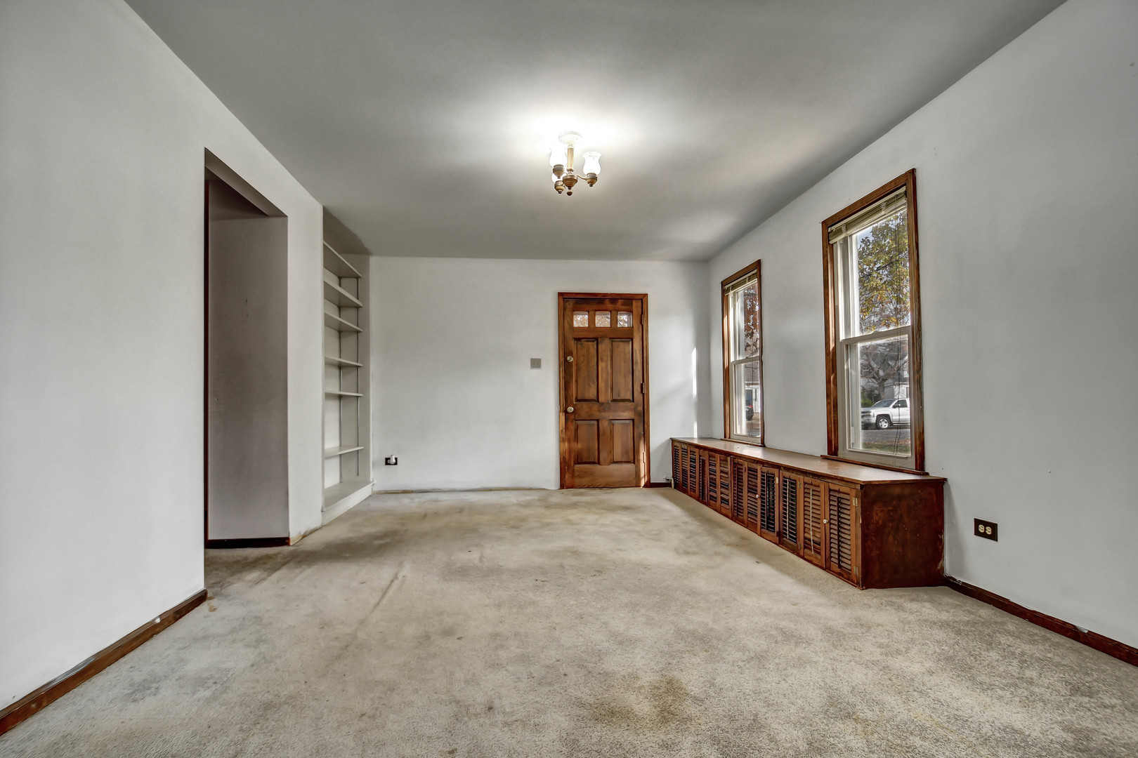 1000 Oneida Street Joliet, IL 60435 - Photo 2 of 21 an empty room with windows and closet