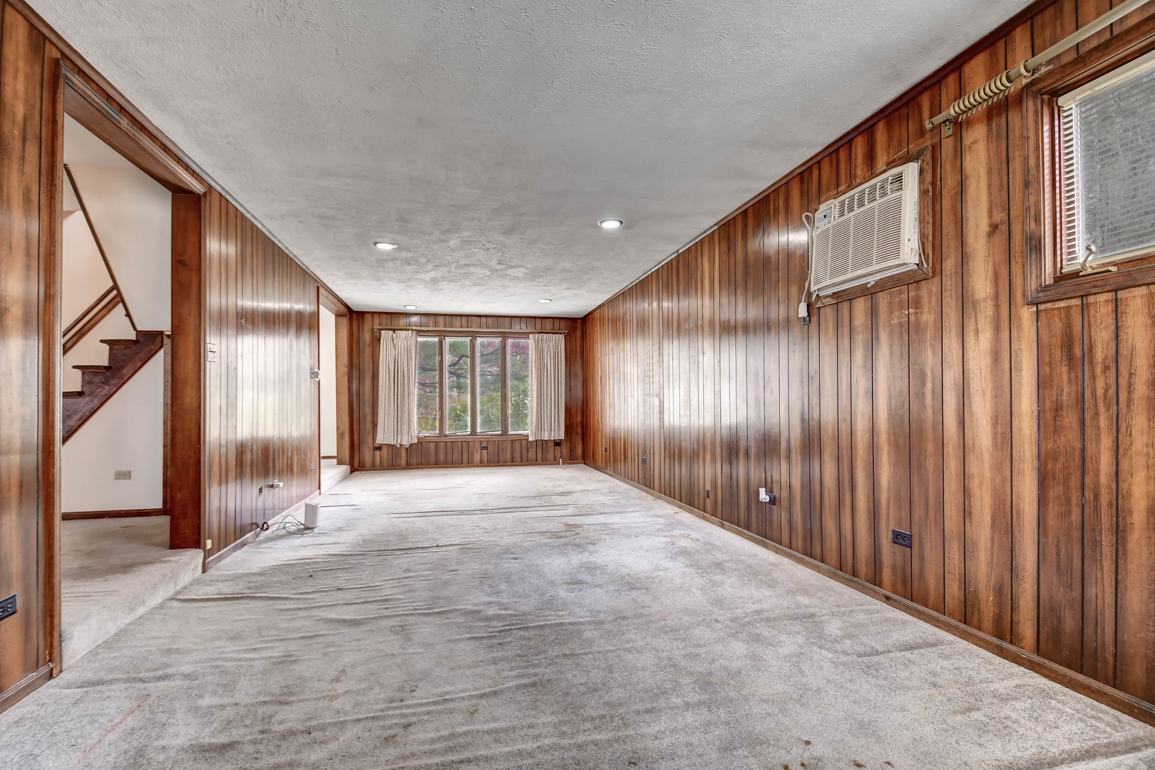 1000 Oneida Street Joliet, IL 60435 - Photo 5 of 21 a view of an entryway