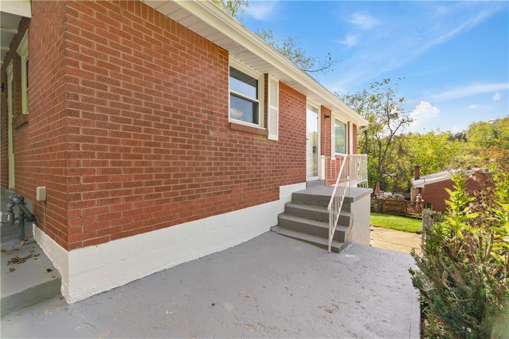 582 Lorraine Road Pittsburgh, PA 15221 - Photo 3 of 25 Gallery Image 3