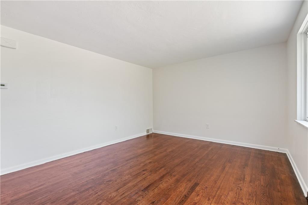 582 Lorraine Road Pittsburgh, PA 15221 - Photo 5 of 25 Gallery Image 5