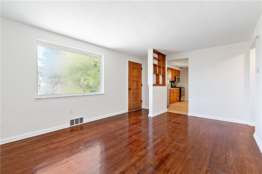 582 Lorraine Road Pittsburgh, PA 15221 - Photo 6 of 25 Gallery Image 6