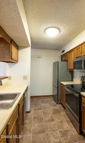 $179,900 | 208 Yorktown Drive, Halfmoon, NY 12065