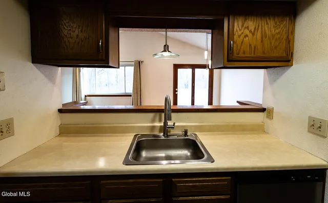 $179,900 | 208 Yorktown Drive, Halfmoon, NY 12065