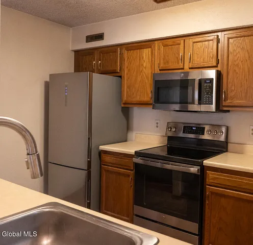 $179,900 | 208 Yorktown Drive, Halfmoon, NY 12065