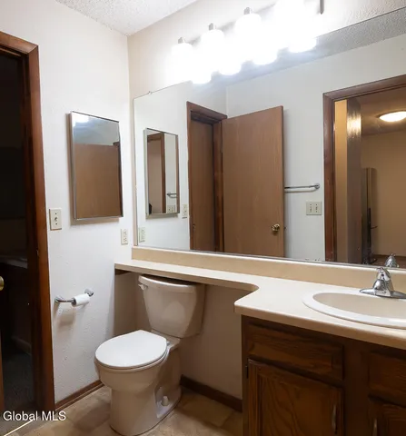 $179,900 | 208 Yorktown Drive, Halfmoon, NY 12065