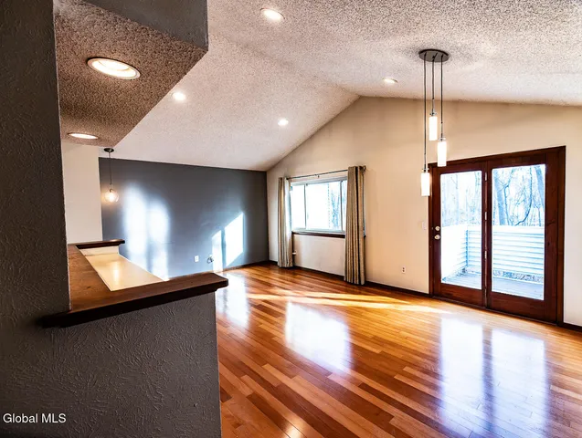 $179,900 | 208 Yorktown Drive, Halfmoon, NY 12065