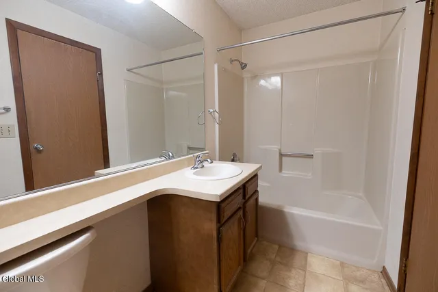 $179,900 | 208 Yorktown Drive, Halfmoon, NY 12065