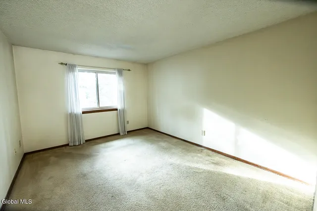 $179,900 | 208 Yorktown Drive, Halfmoon, NY 12065