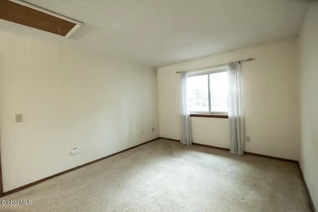 $179,900 | 208 Yorktown Drive, Halfmoon, NY 12065