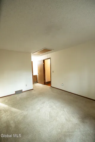 $179,900 | 208 Yorktown Drive, Halfmoon, NY 12065