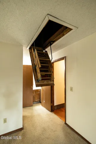 $179,900 | 208 Yorktown Drive, Halfmoon, NY 12065