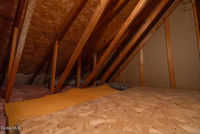 $179,900 | 208 Yorktown Drive, Halfmoon, NY 12065