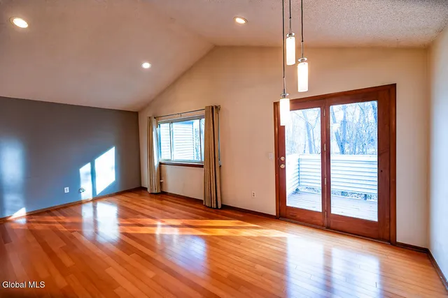 $179,900 | 208 Yorktown Drive, Halfmoon, NY 12065