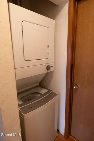 $179,900 | 208 Yorktown Drive, Halfmoon, NY 12065