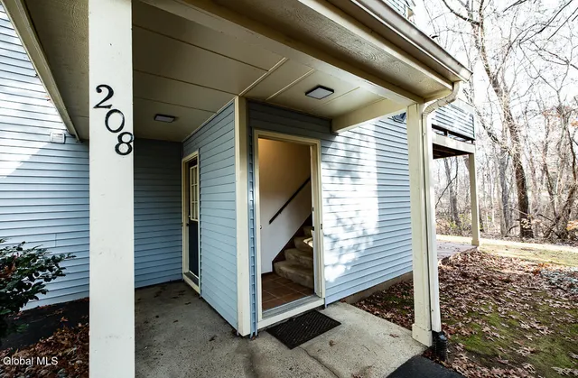 $179,900 | 208 Yorktown Drive, Halfmoon, NY 12065