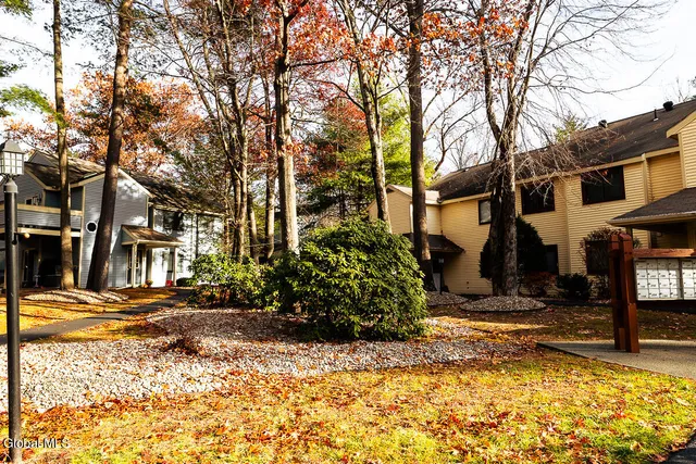 $179,900 | 208 Yorktown Drive, Halfmoon, NY 12065